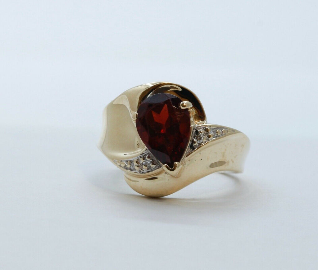 Vintage Ladies Garnet Diamonds 14K Yellow Gold Ring