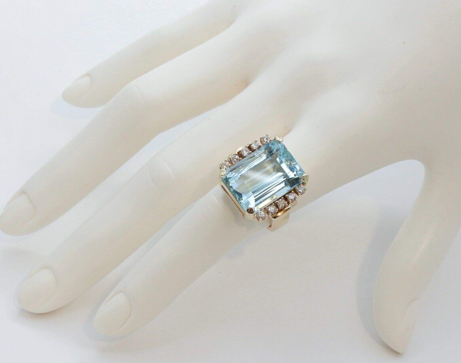 Vintage Ladies Aquamarine Diamonds 14K Yellow Gold Ring