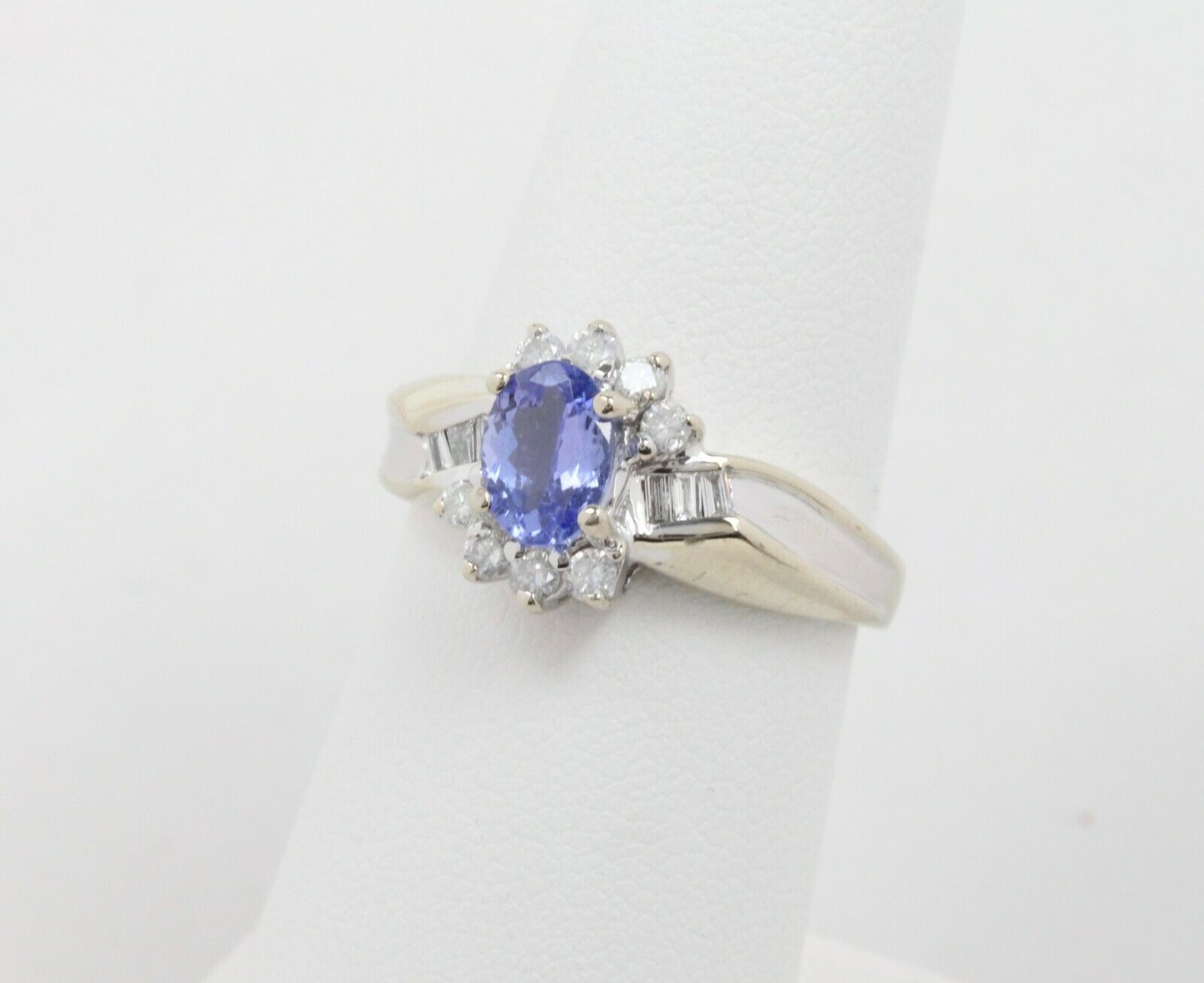 Vintage 14K White Gold Cornflower Blue Sapphire & Diamond Ring