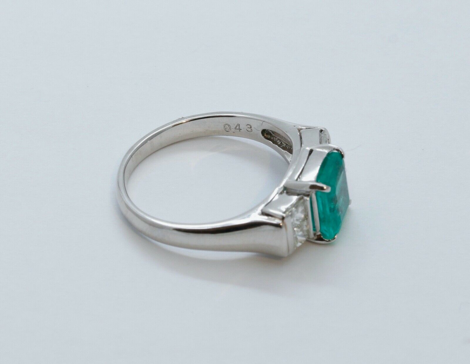 Vintage Emerald Diamonds Platinum Ring