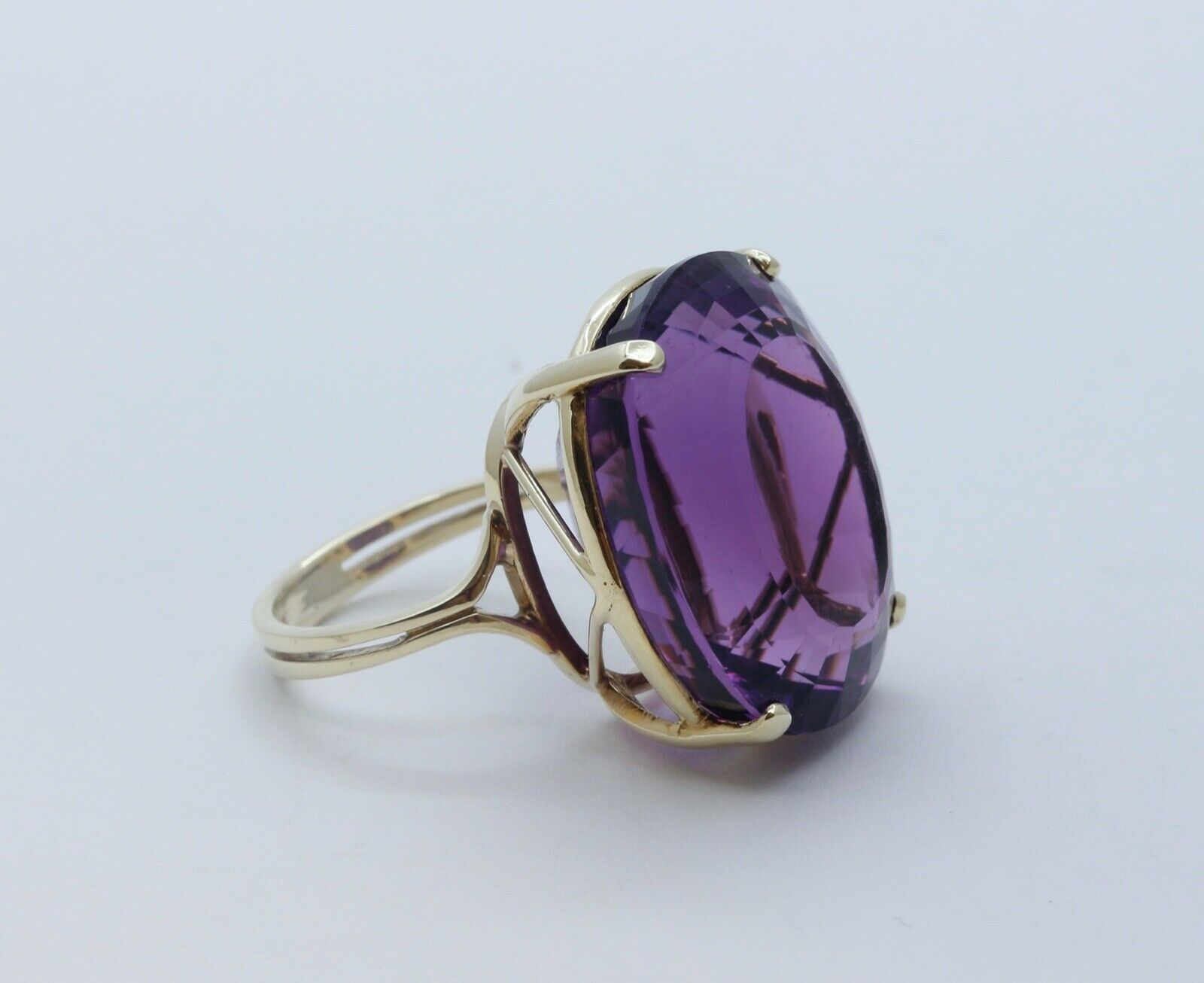 Vintage Oval Siberian Amethyst 14K Yellow Gold Ring