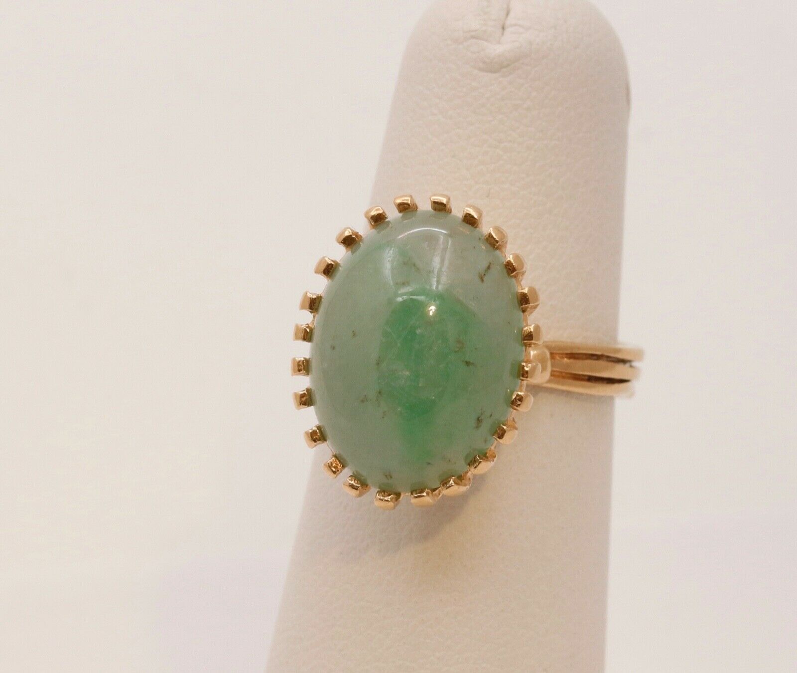 Vintage Ladies Natural Jade 14K Yellow Gold Ring