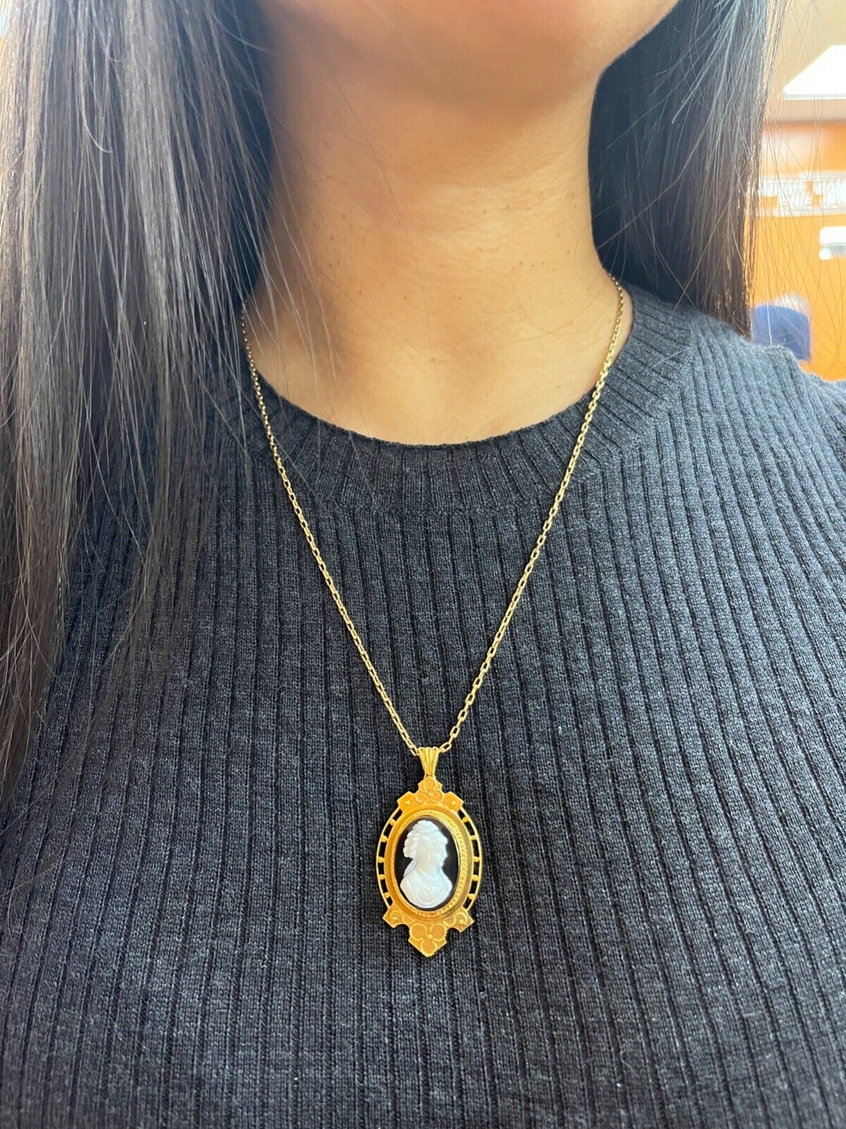 Antique 10K Yellow Gold Onyx Cameo Pendant Brooch