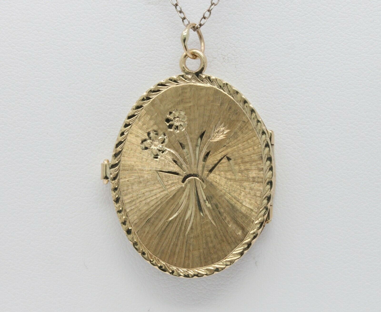 Vintage 14K Yellow Gold Floral Enamel Locket