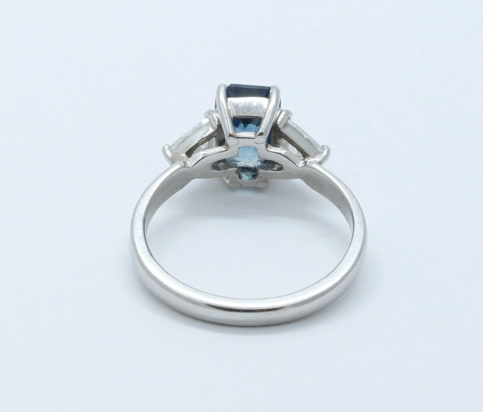 Vintage Ladies Blue Sapphire Diamonds Platinum Ring