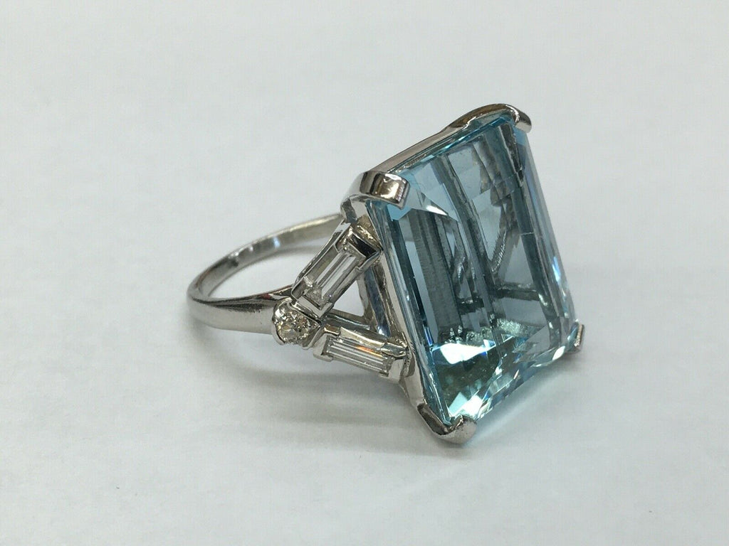 Beautiful Vintage Ladies Aquamarine Diamonds Platinum Ring