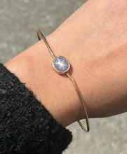 Load image into Gallery viewer, Vintage Star Sapphire 18K Yellow Gold Bangle
