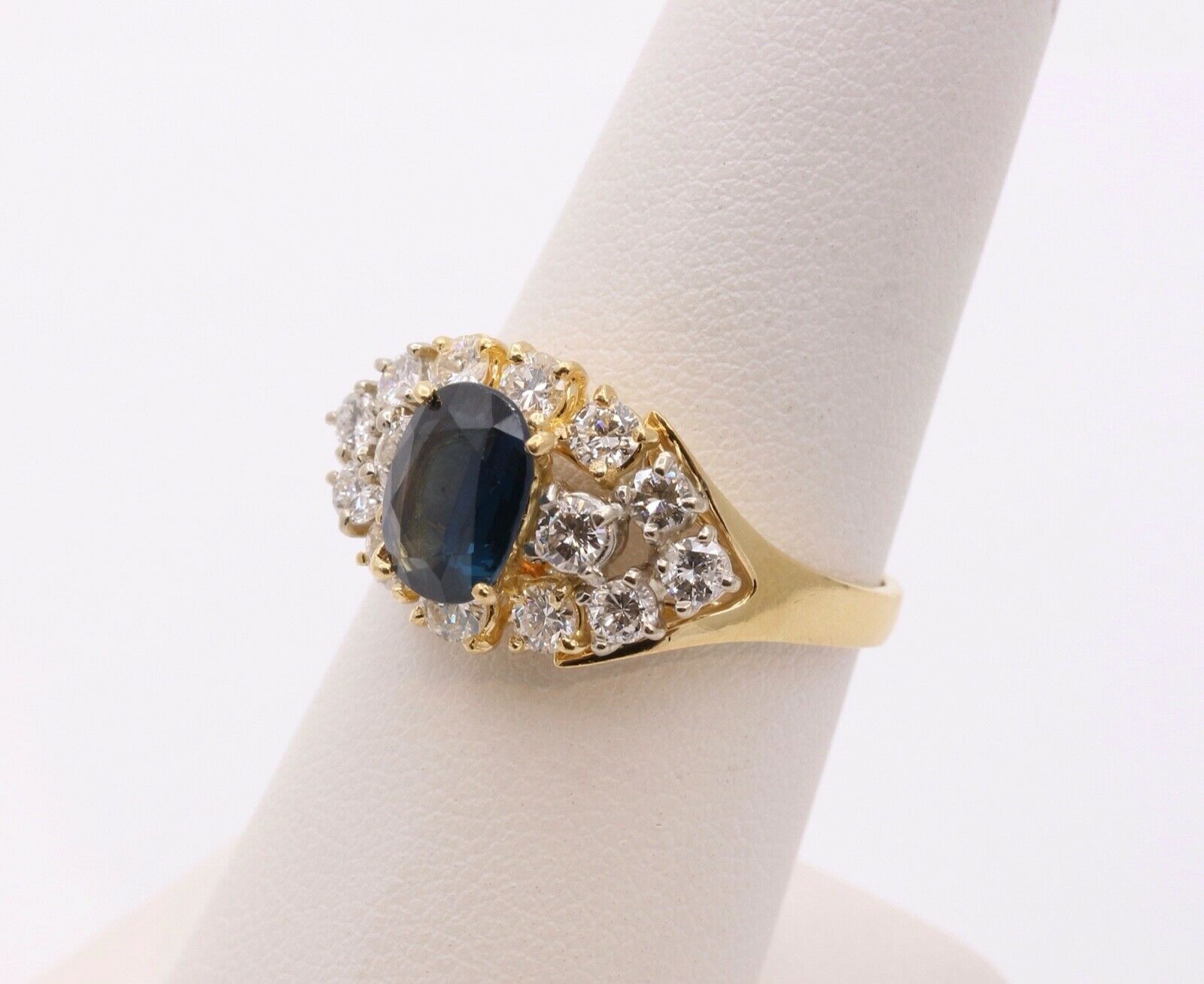Beautiful Vintage Italian Ladies Blue Sapphire Diamonds 14K Yellow Gold Ring