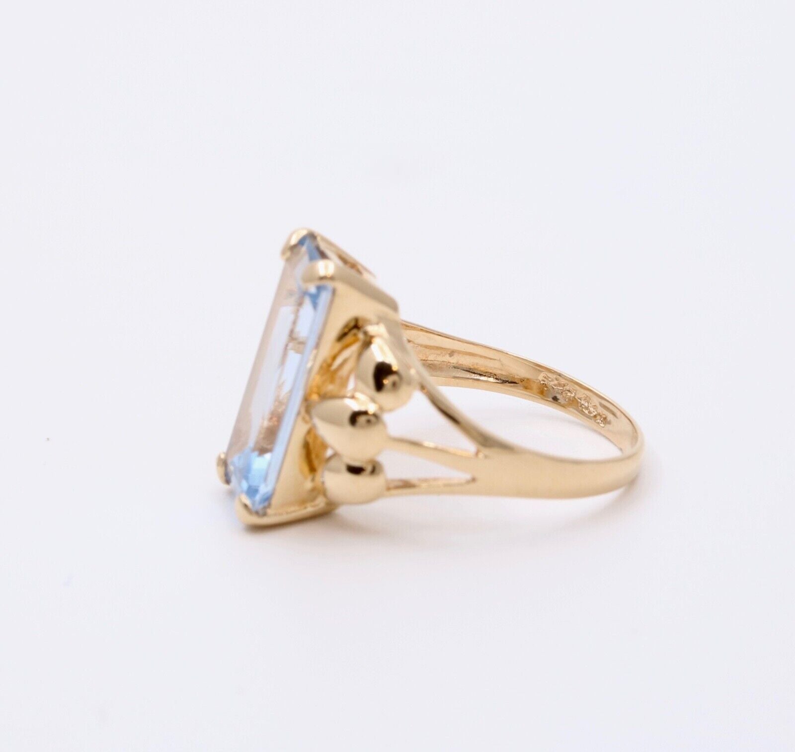 Vintage 14K Yellow Gold Solitaire Aquamarine Ring