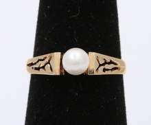 Load image into Gallery viewer, Vintage 14K Yellow Gold Cultured Pearl Filigree Ring Band.
