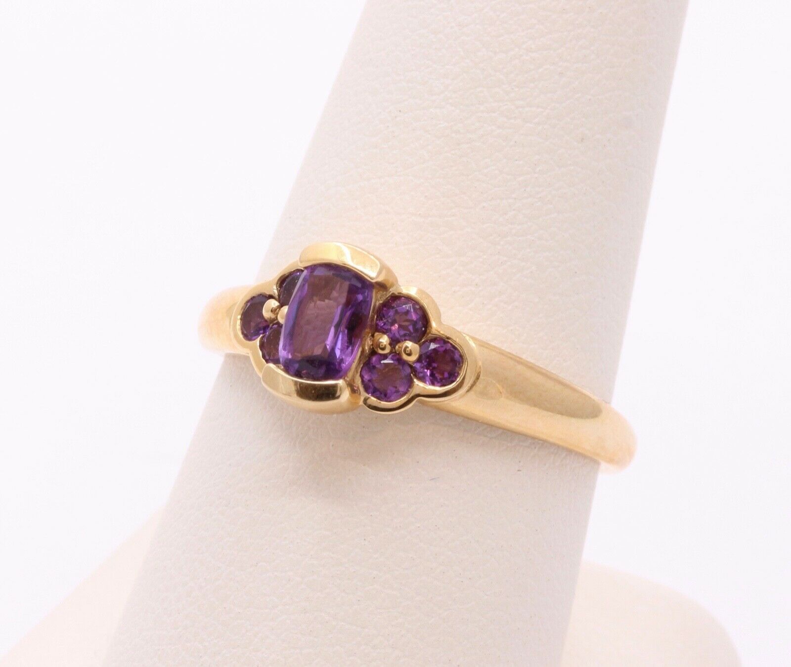 Beautiful Vintage Ladies Amethyst 14K Yellow Gold Ring