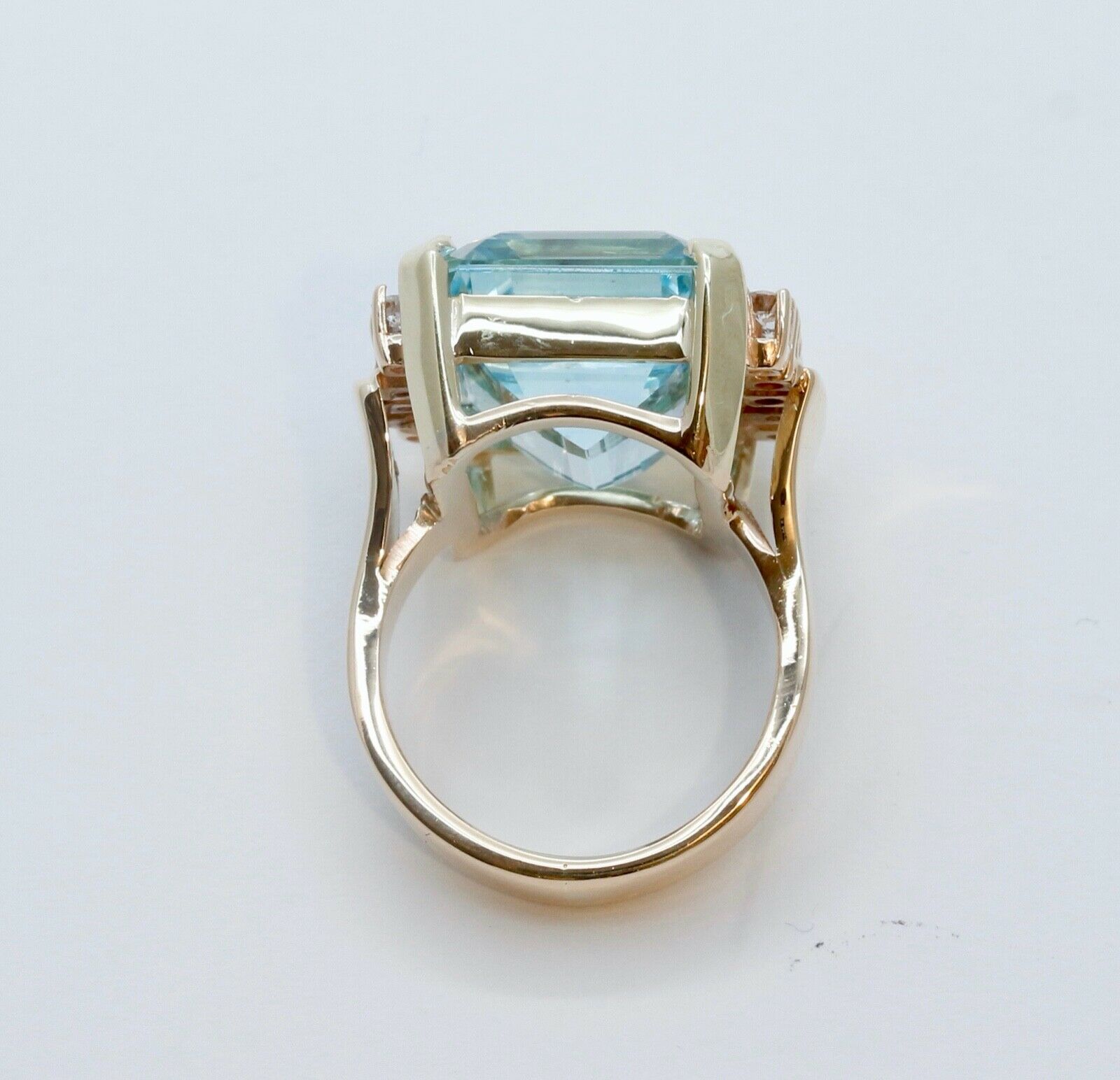 Vintage Ladies Aquamarine Diamonds 14K Yellow Gold Ring