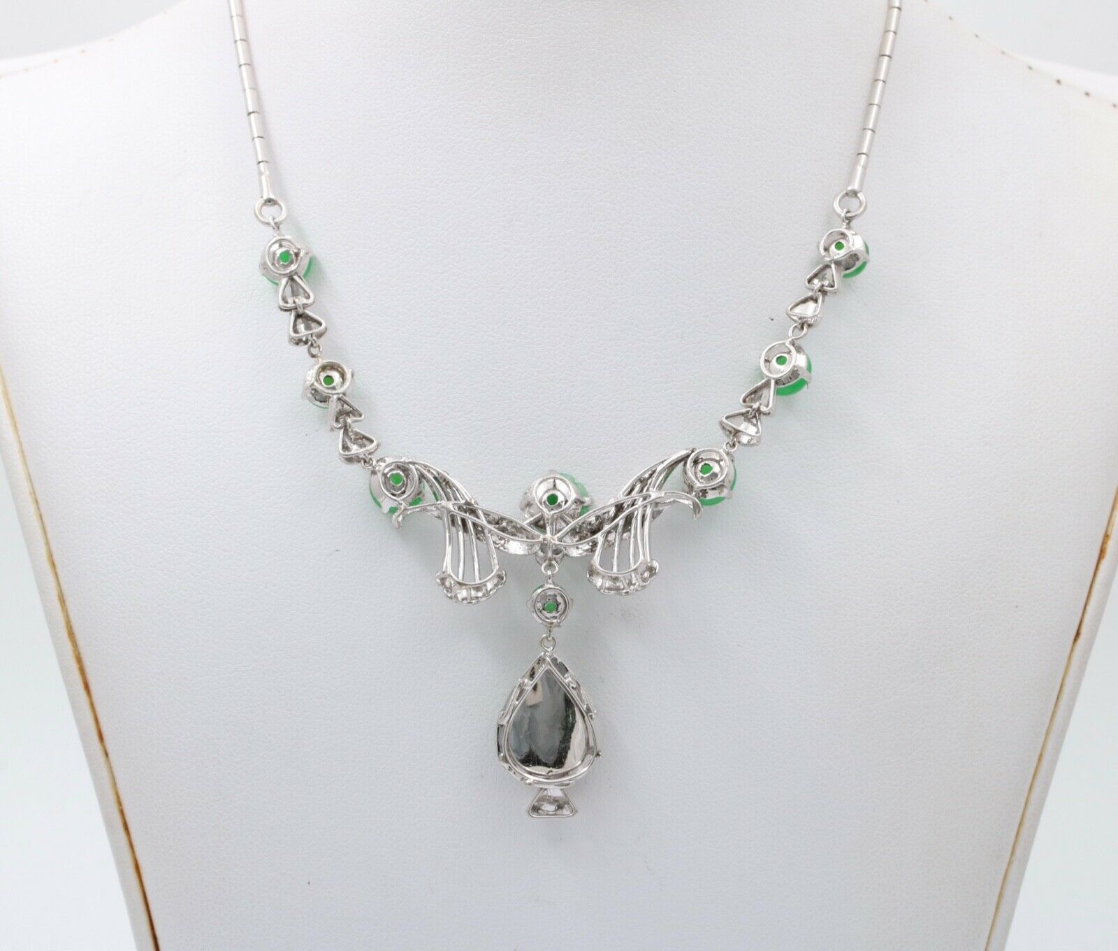 Vintage Decorative 14K White Gold Jade Teardrop Festoon Necklace