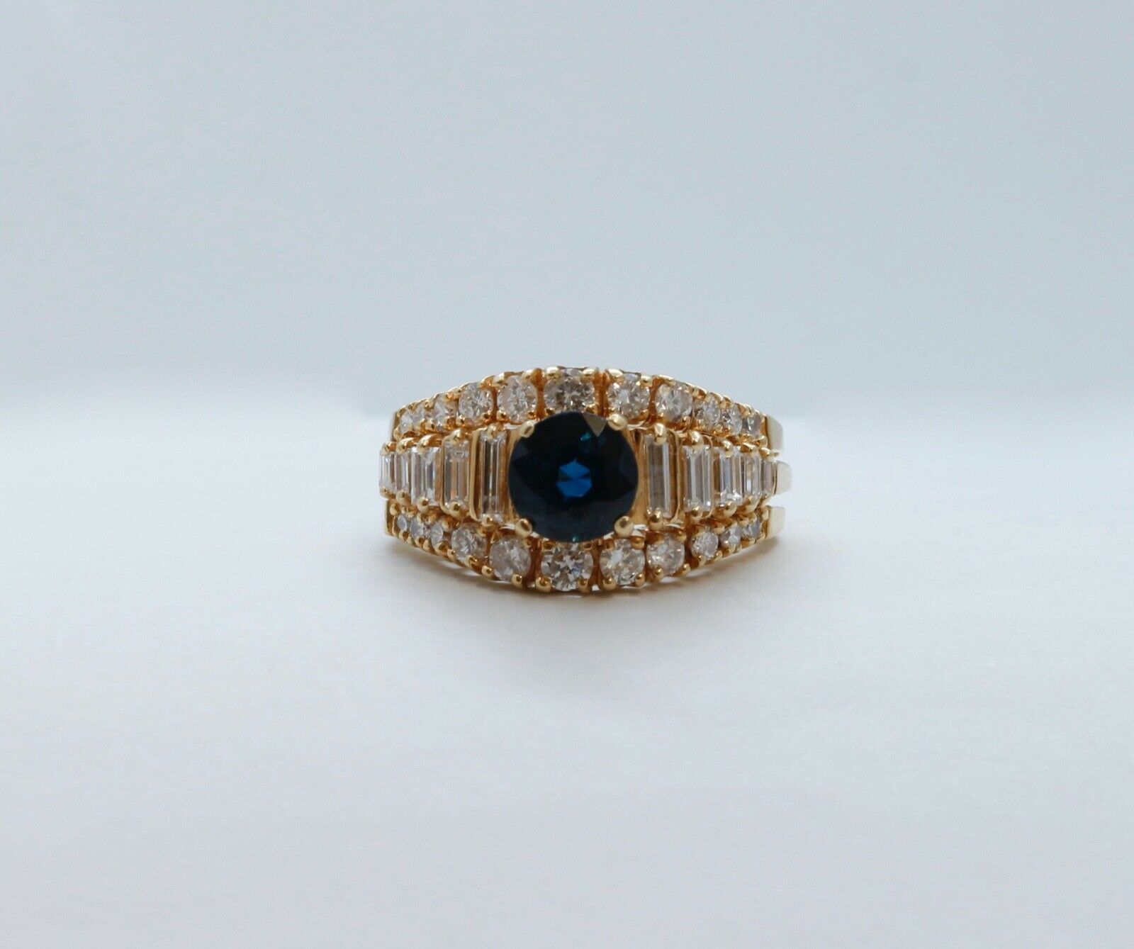 Vintage Ladies Blue Sapphire Diamonds 18K Yellow Gold Ring
