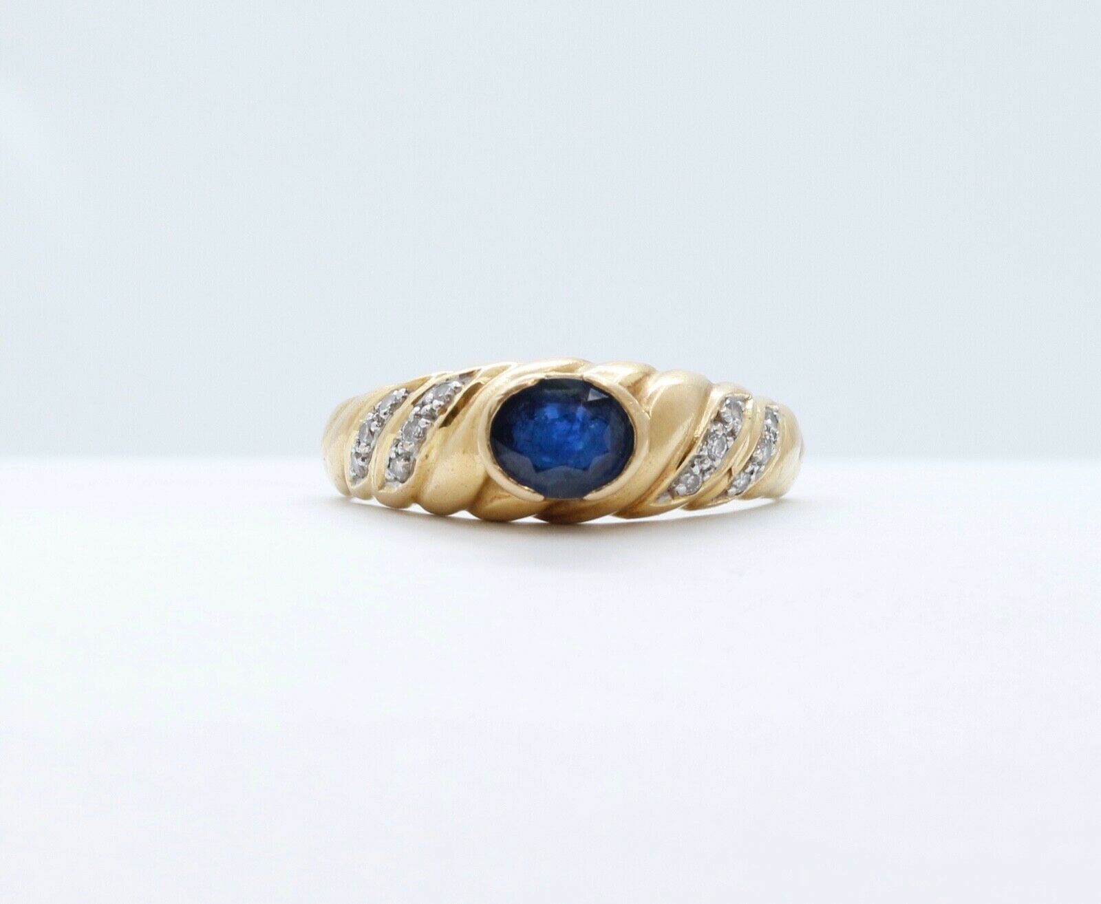 Vintage Ladies Blue Sapphire Diamonds 18K Yellow Gold Ring