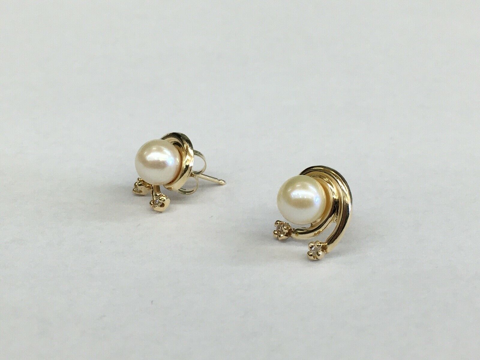 Vintage Ladies 14K Yellow Gold Pearl Diamonds Earrings