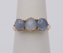 Load image into Gallery viewer, Vintage 18K Gold Star Sapphire Three Stone Ring, Stacking Ring Band
