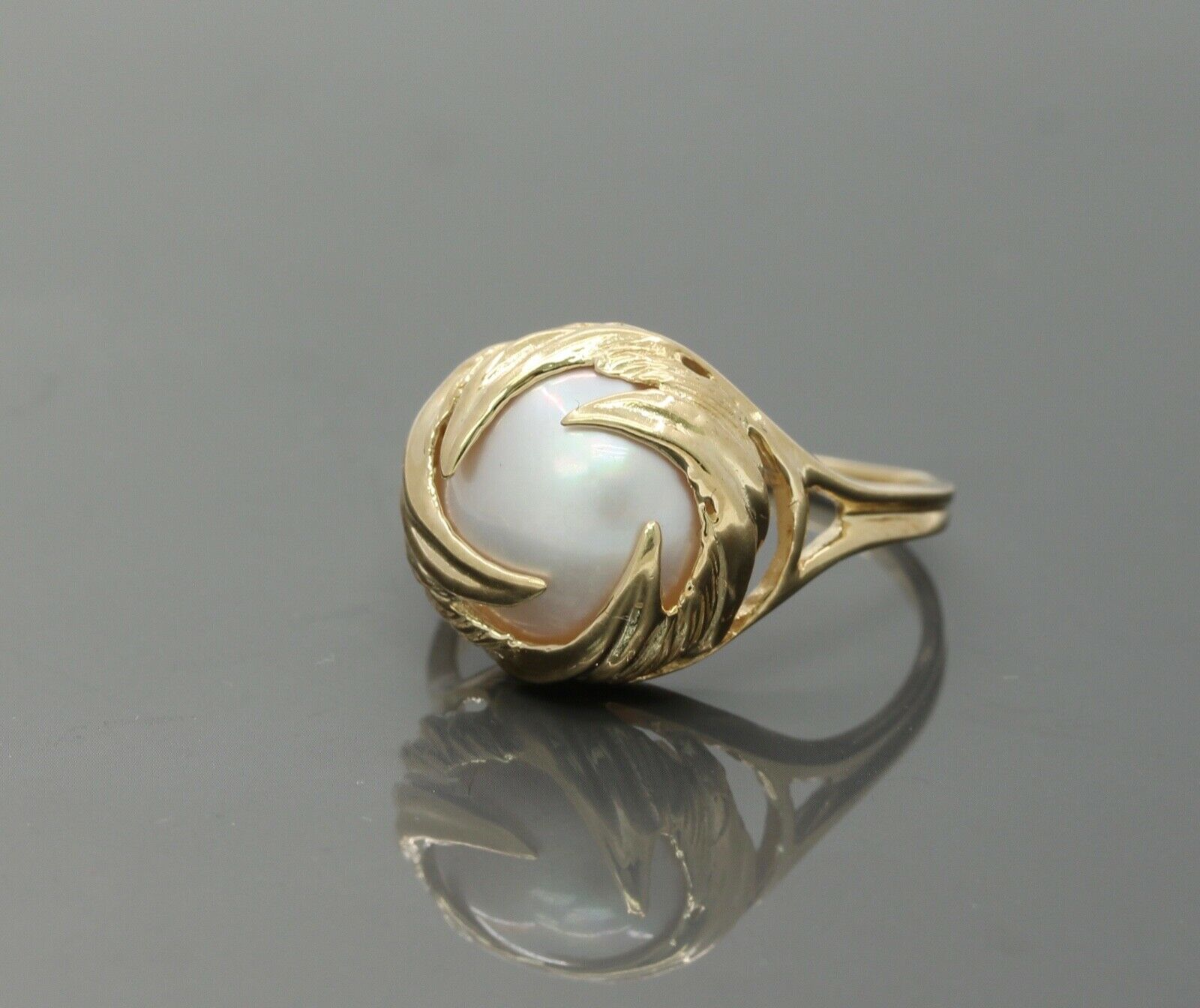 Vintage Ladies Mabe Pearl 10K Yellow Gold Ring