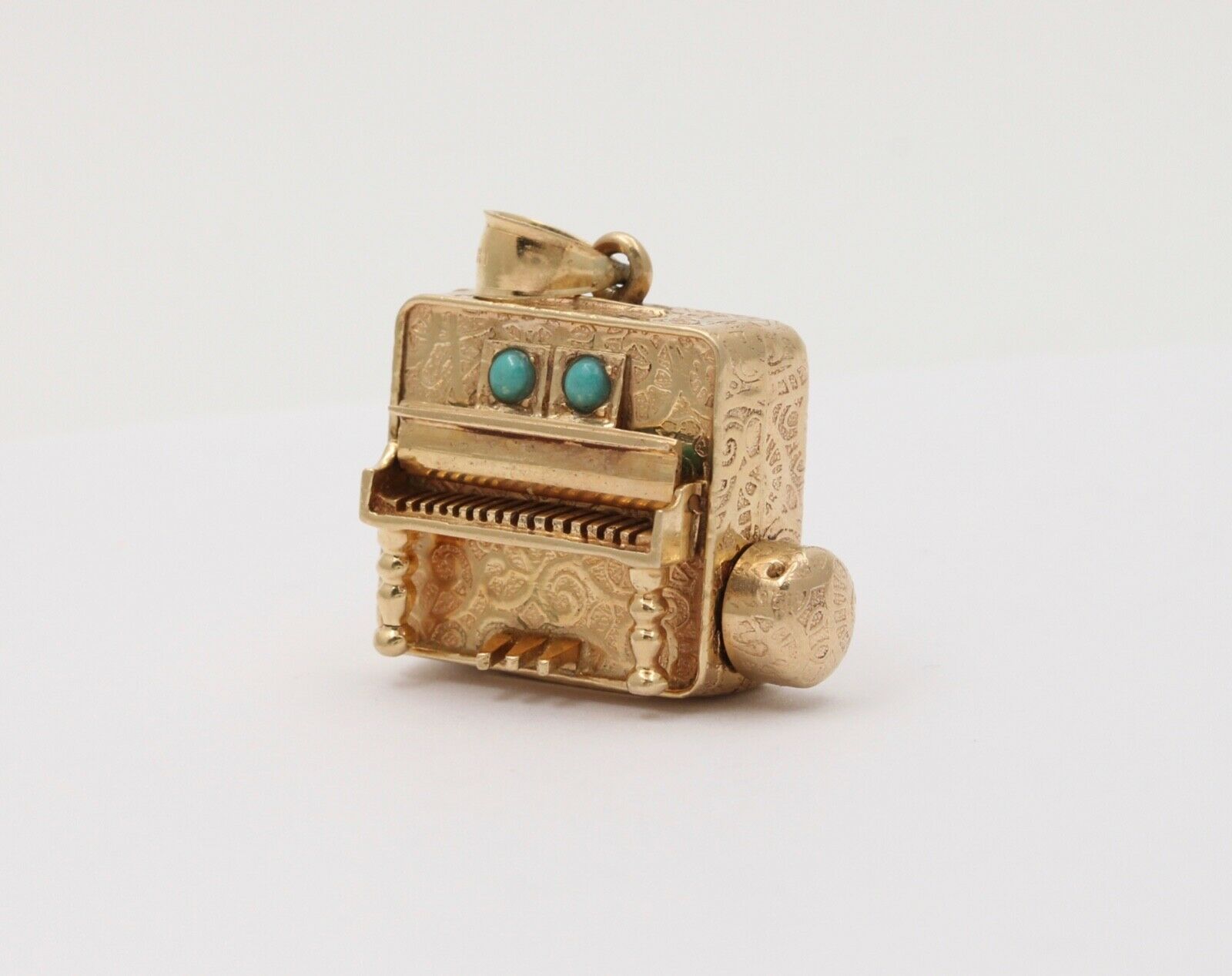 Vintage Organ 14K Yellow Gold Turquoise Pendant