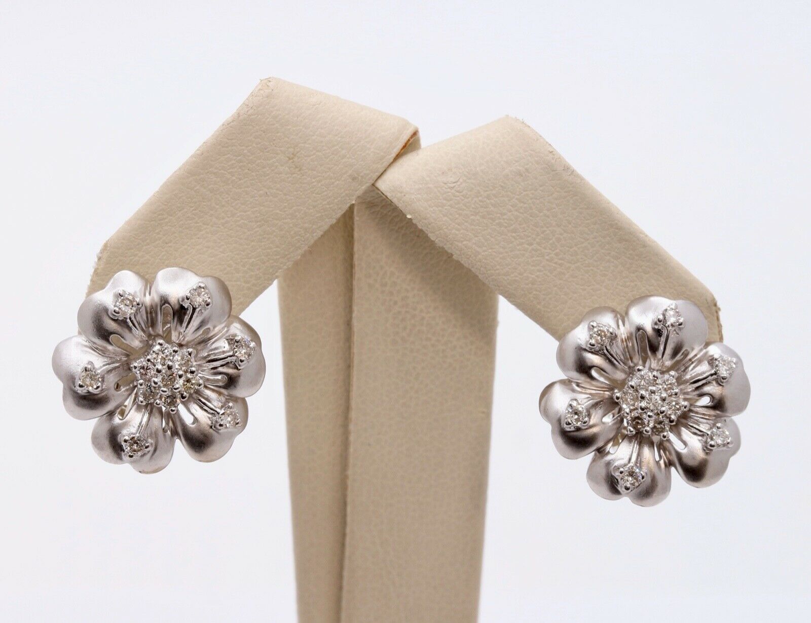 Lovely Vintage Summer 14K White Gold Diamonds Earrings