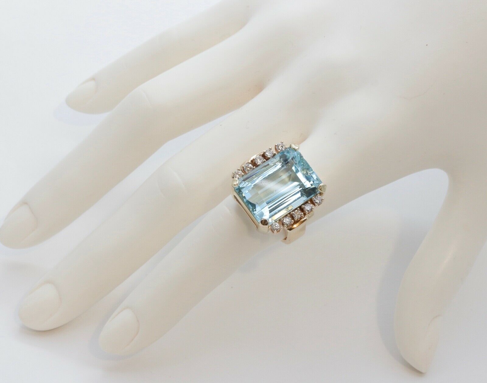 Vintage 18.60 carats Emerald Cut Aquamarine 14K Gold Ring with Diamonds