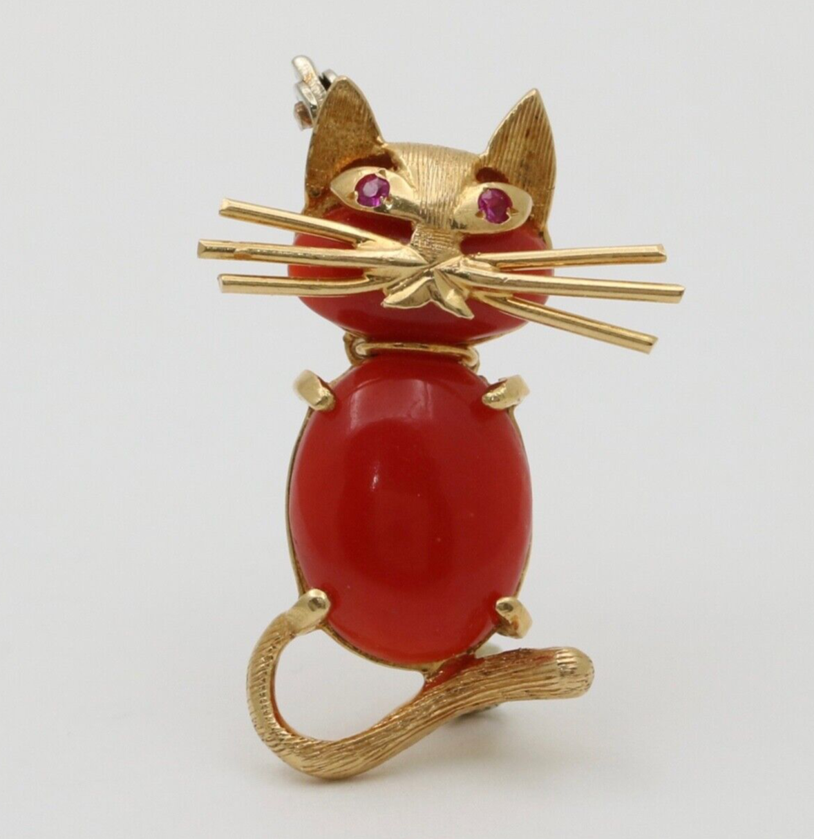 Vintage Coral Cat 18K Yellow Gold Brooch