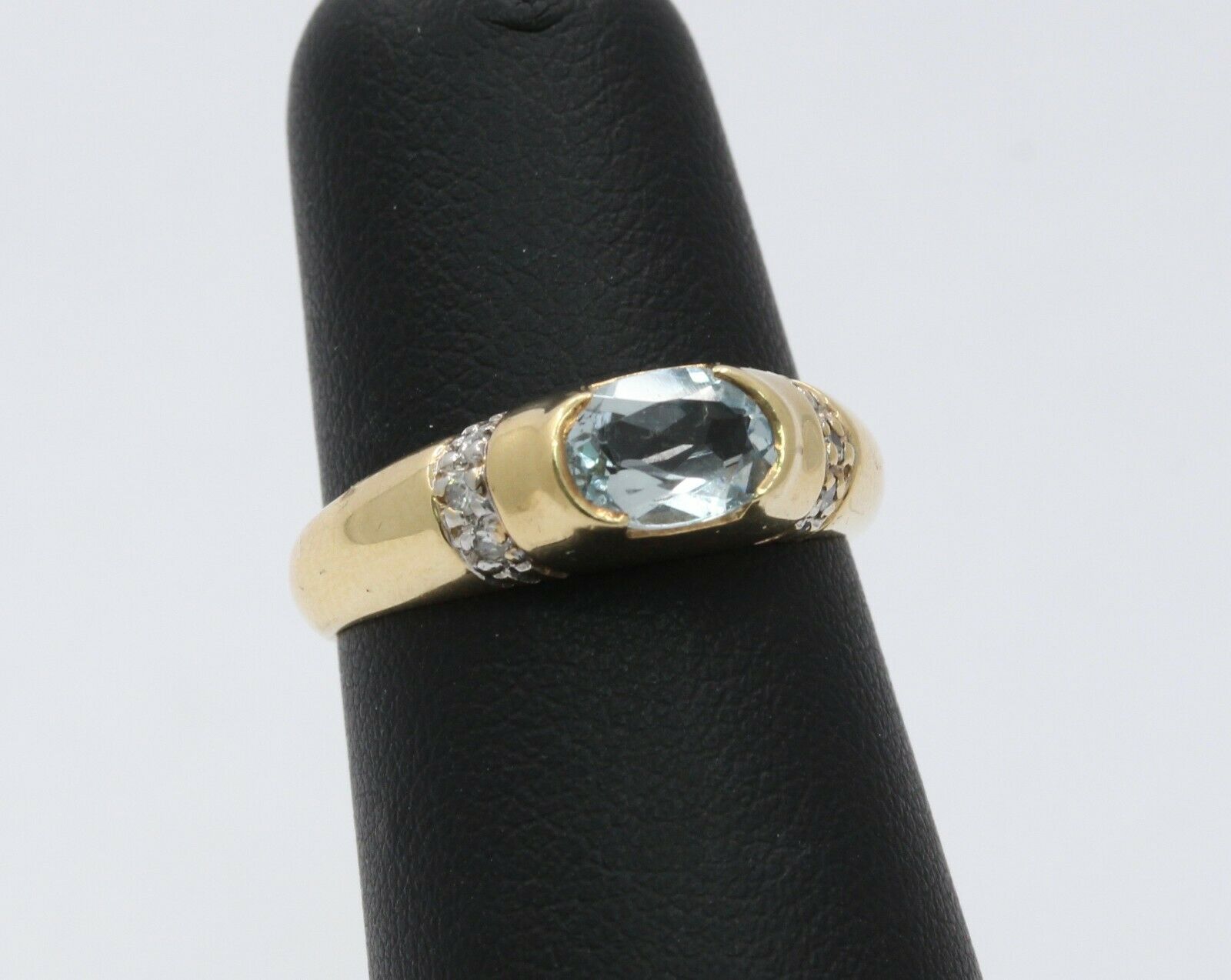 Vintage 14K Yellow Gold Aquamarine Diamond Accent Ring