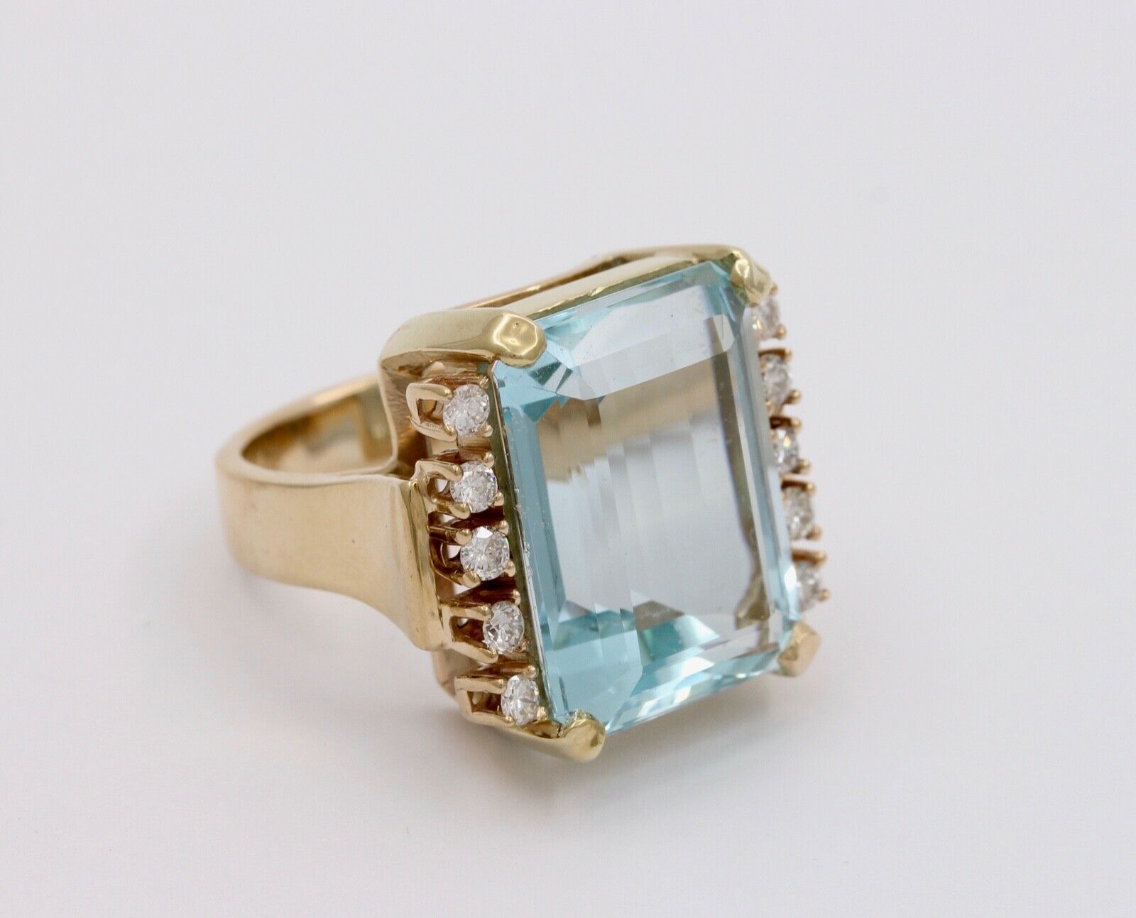 Vintage 18.60 carats Emerald Cut Aquamarine 14K Gold Ring with Diamonds