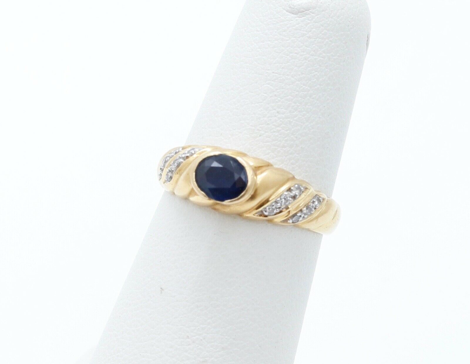 Vintage Ladies Blue Sapphire Diamonds 18K Yellow Gold Ring