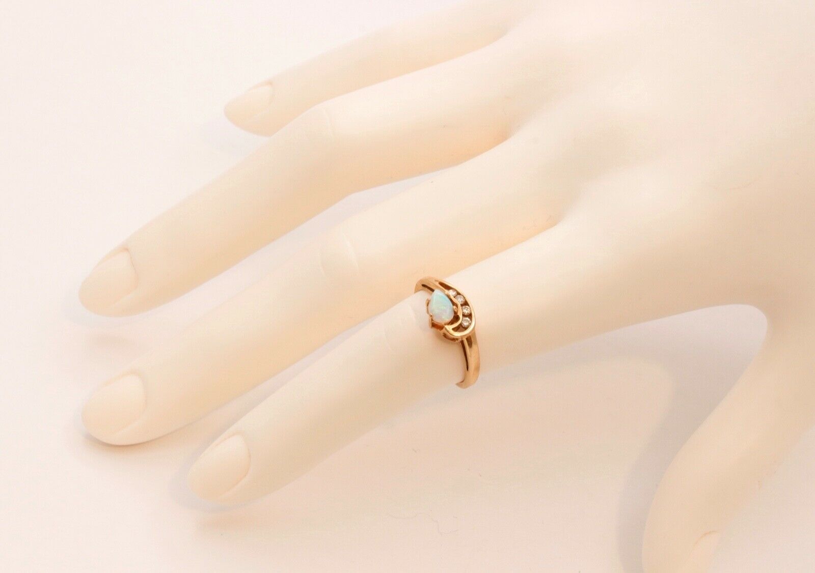Vintage Ladies Opal Diamonds 14K Yellow Gold Ring