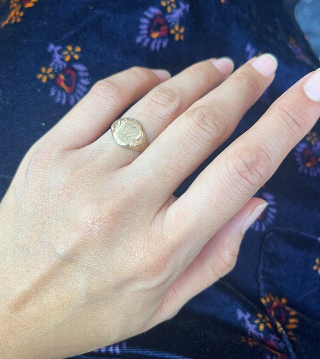Vintage 10K Yellow Gold Shield & leaf Signet Ring