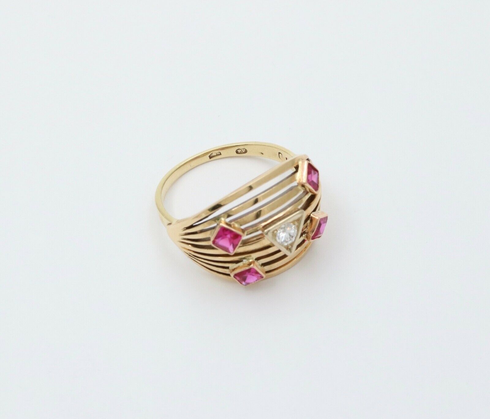 Vintage Retro 14K Yellow Gold Diamond and Ruby Dome Ring Band