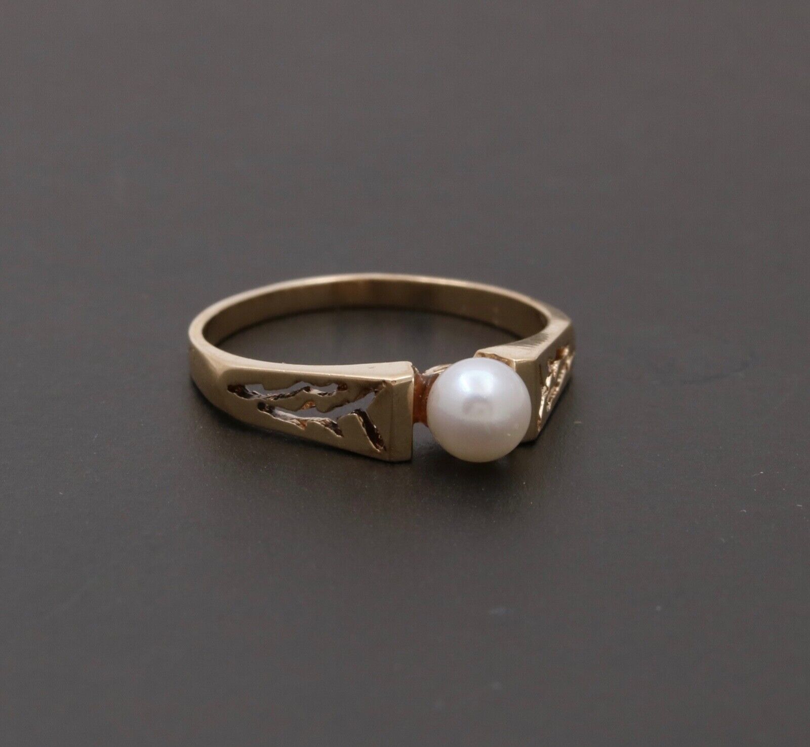 Vintage 14K Yellow Gold Cultured Pearl Filigree Ring Band.